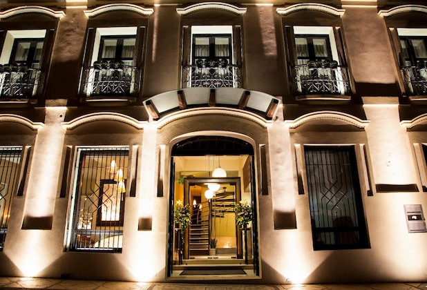 Gallery - Plaza Gallery Hotel & Boutique