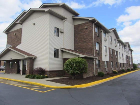 Gallery - American Inn Suites Detroit Metro Airport