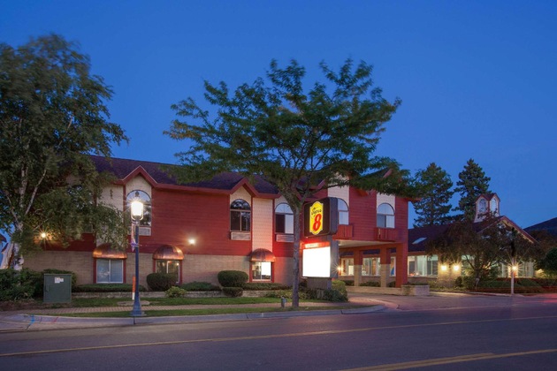 Gallery - Super 8 By Wyndham Mackinaw City Beachfront Area