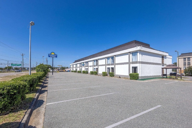 Gallery - Days Inn & Suites By Wyndham Fort Bragg Cross Creek Mall