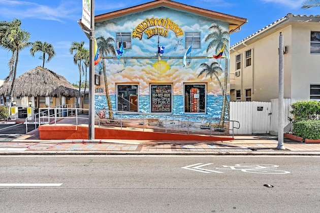 Gallery - Hollywood Beach Swan