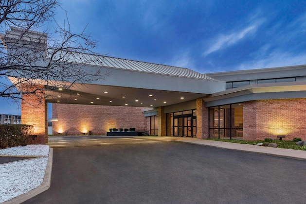 Gallery - Radisson Hotel Milwaukee Airport