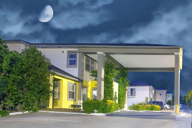 Gallery - Days Inn By Wyndham Suites Fredericksburg