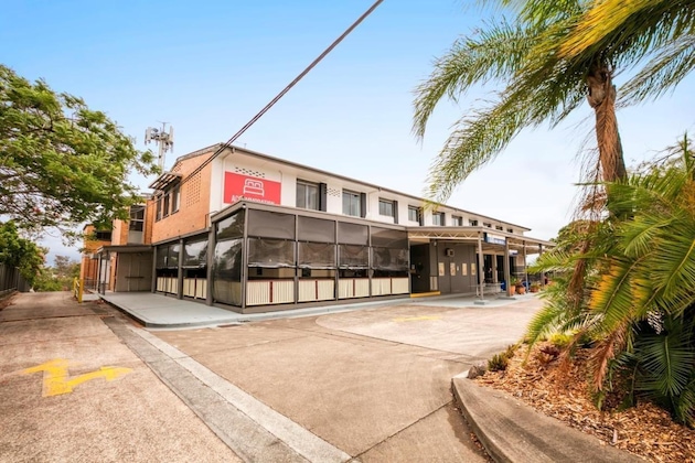 Gallery - Nightcap At Camp Hill Hotel