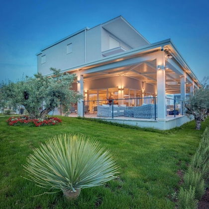 Gallery - Gava Waterman Milna Resort