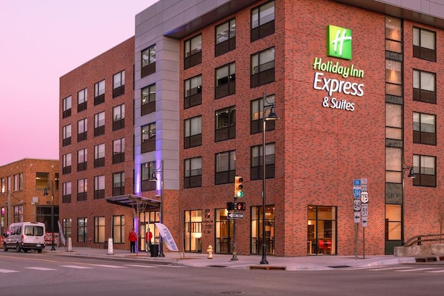 Gallery - Holiday Inn Express & Suites Tulsa Downtown, an IHG Hotel