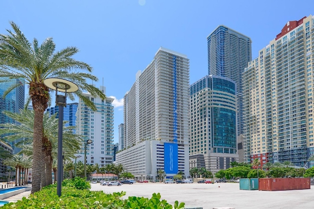 Gallery - Luxurious Pool At The Club Brickell Bay