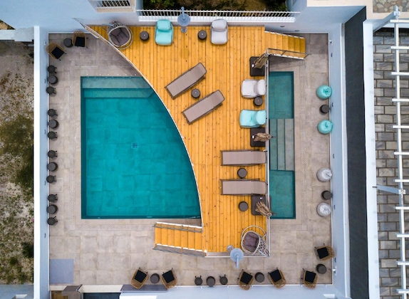Gallery - Deluxe Suites Santorini