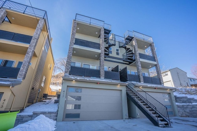 Gallery - 4Br Mnt Viewsmodern Urbanityrooftop Patio