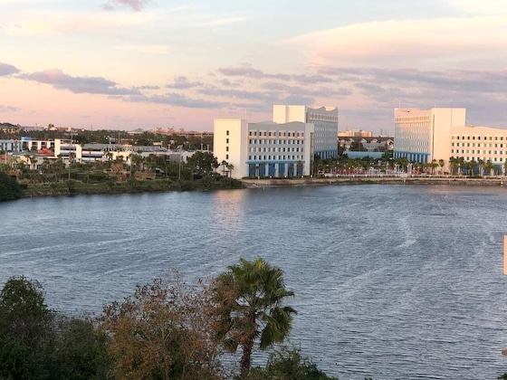 Gallery - Lake & Pool View 1 Mile From Universal