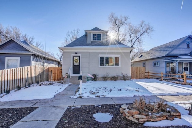 Gallery - 1893 Classic 4 Blocks From Great Dining & Shops