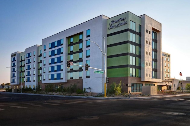 Gallery - Hampton Inn & Suites Las Vegas Convention Center