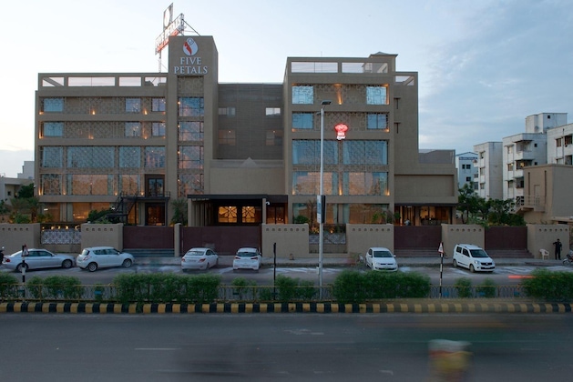 Gallery - Five Petals Hotel & Banquets