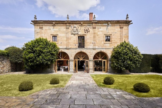 Gallery - Helguera Palacio Boutique & Antique