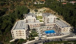 Canvas by Mitsis Belvedere