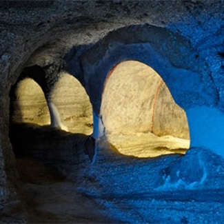 Las catacumbas, el antiguo Melos y el anfiteatro romano