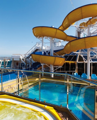 Tobogán y piscina