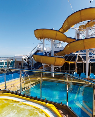 Piscina y tobogán