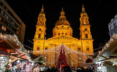 Mercadillo de Navidad en Budapest visitando la ciudad con un tour y crucero