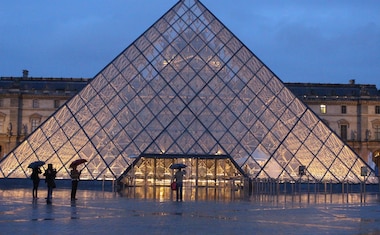 París con Museo del Louvre 