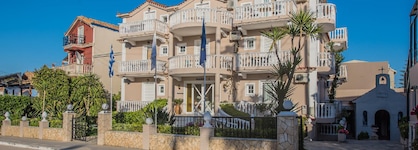 Planos Beach Aparthotel