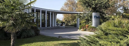FlyOn Hotel & Conference Center