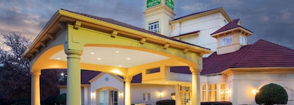 La Quinta Inn & Suites By Wyndham Atlanta Ballpark Galleria