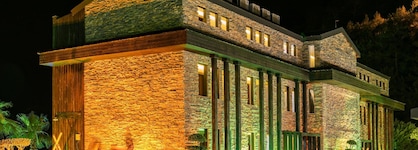 Manaspark Deluxe Hotel