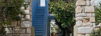Leonardos Apartments