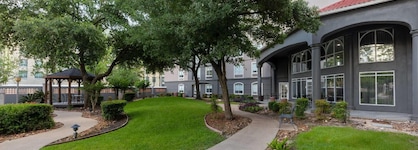 La Quinta Inn & Suites by Wyndham Houston Bush IAH South