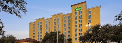 La Quinta Inn & Suites by Wyndham San Antonio Medical Ctr NW