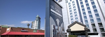 Oakes Hotel Overlooking The Falls