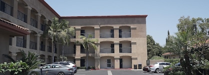 Harbor Inn & Suites
