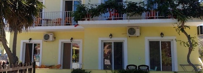 Amadeus Hawaii Studios Apts