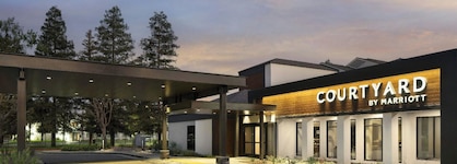 Courtyard By Marriott Bakersfield