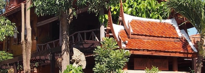 Harry's Bungalows & Restaurant