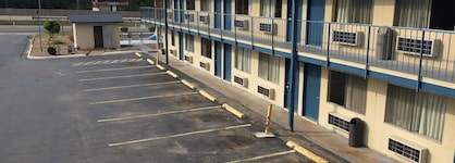 Super 7 Inn