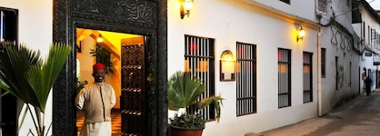 Dhow Palace Hotel