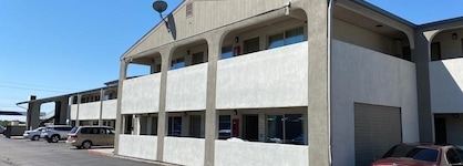 Desert Sands Inn & Suites