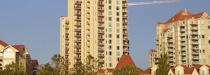 Sunset Waterfront Resort by DKRA