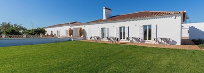Cenoura-Brava Villas & Suites.