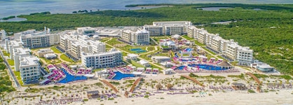 Planet Hollywood Cancun by Royalton