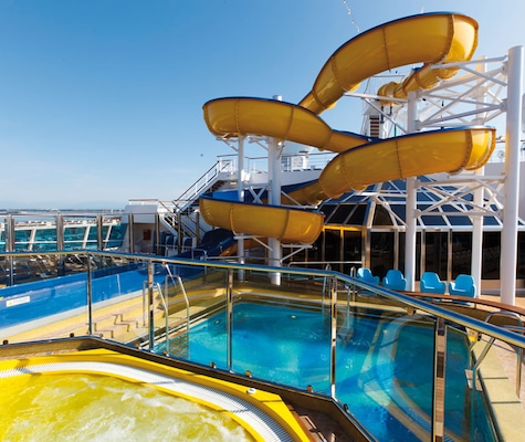 Tobogán y piscina