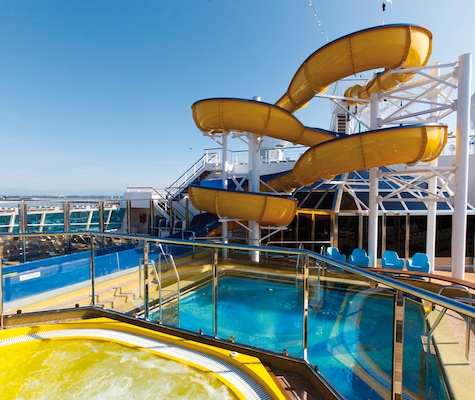 Piscina y tobogán