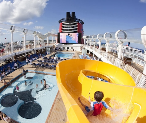 Tobogán y piscina Disney