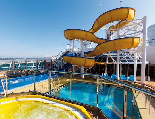Piscina y tobogán