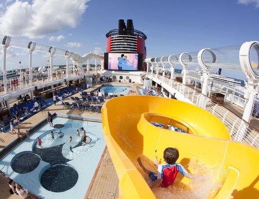 Tobogán y piscina Disney