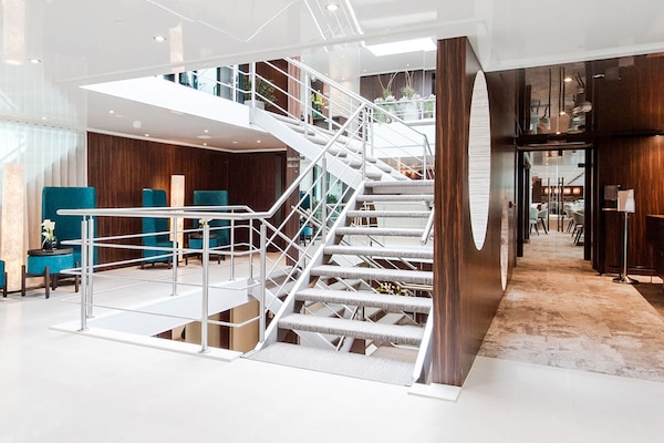 Amadeus Queen Escalera