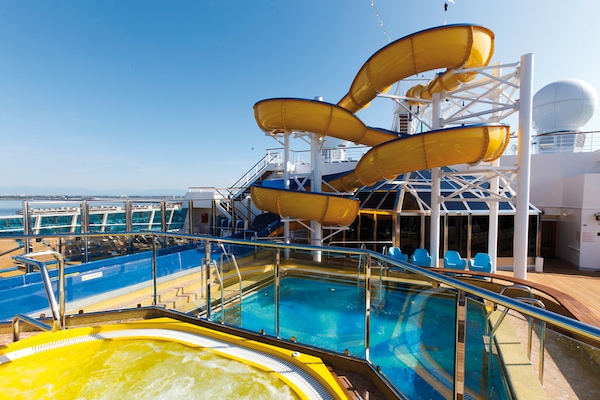 Piscina y tobogán