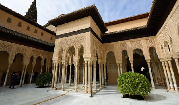 Granada: Histórica y monumental